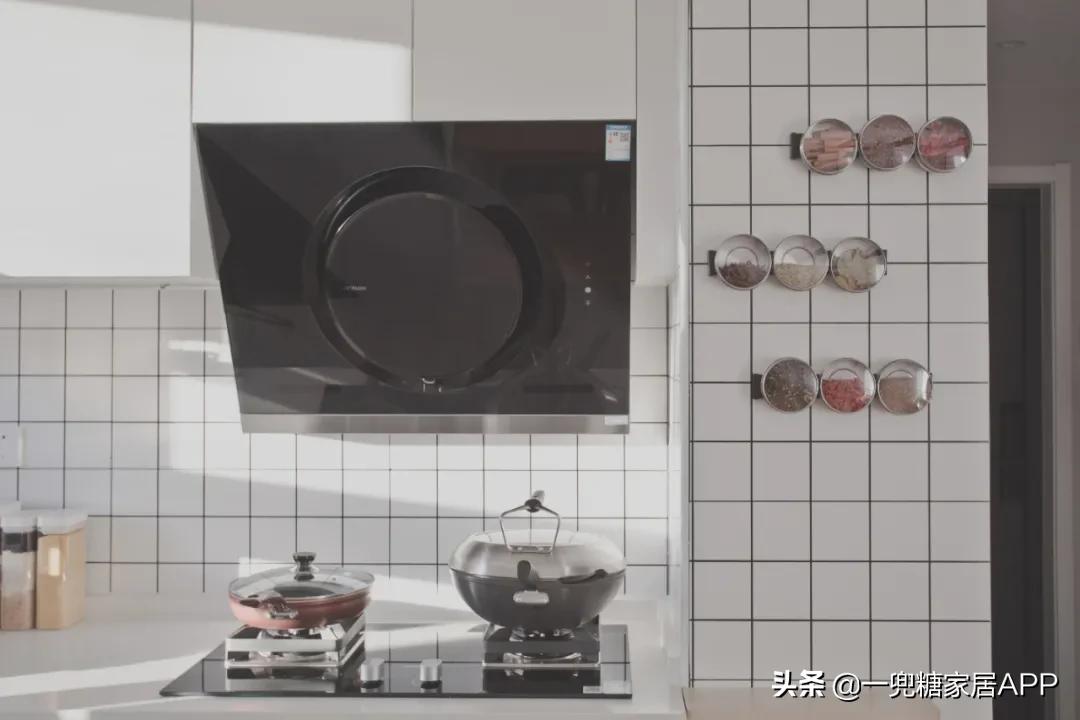 48㎡小家，餐厅可以蹦迪，还带私人影院！小户型都给我学