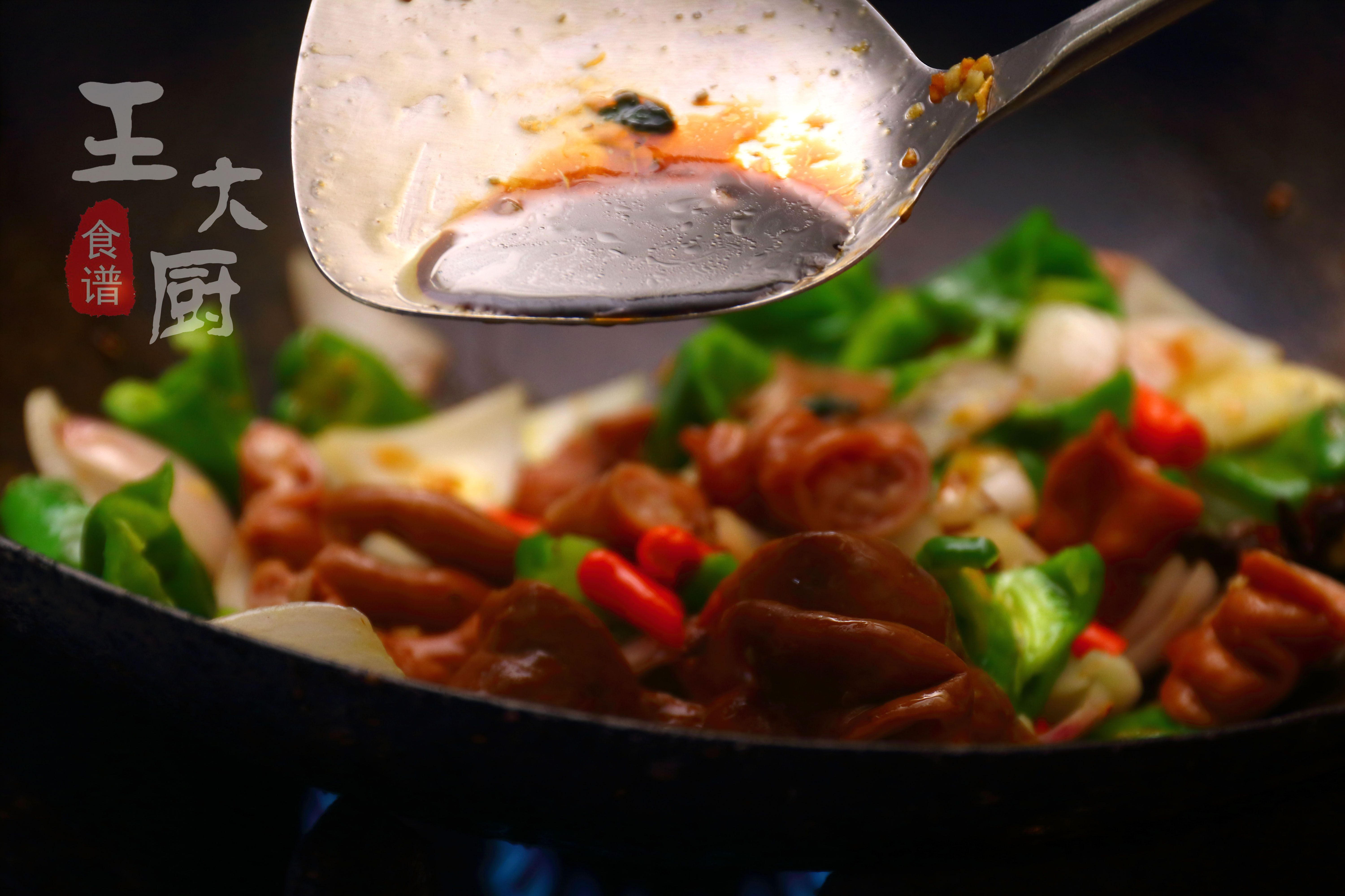 干锅肥肠的家常做法，香辣爽口，肥而不腻，超下饭，家人都爱吃