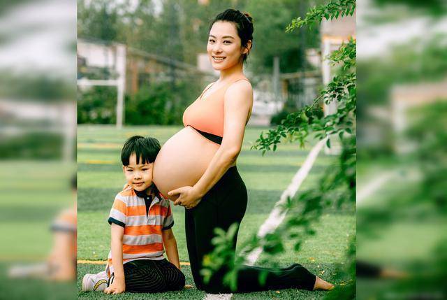 运动达人怀孕后有多强?刘璇挺孕肚倒立,普通人表示:真来不了