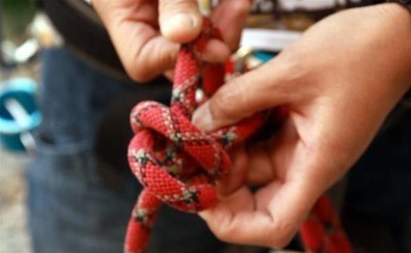 户外绳结的打结方法,户外8字环下降器绳结打法