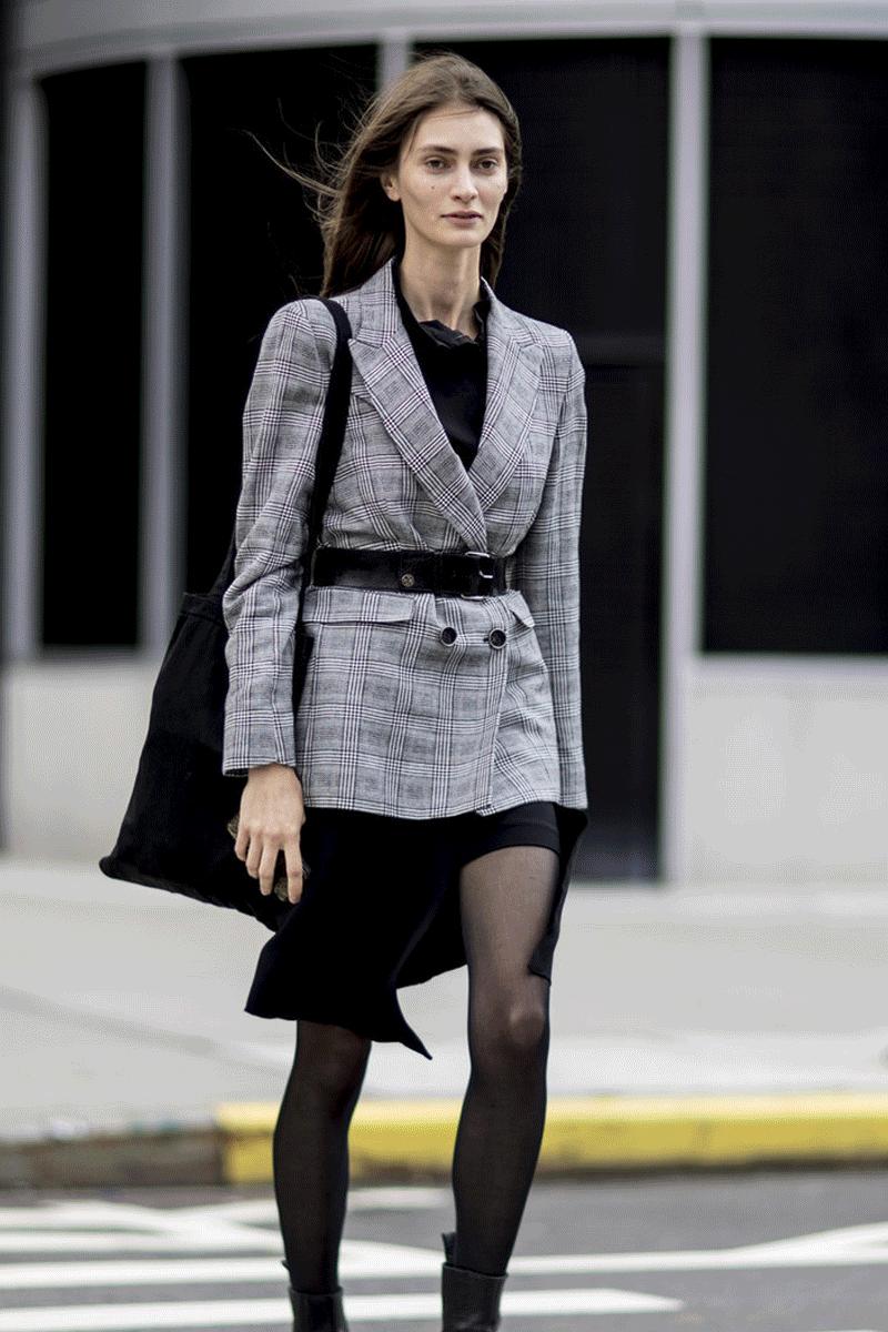 现在的斜挎帆布包还流行吗,还在背水桶包吗