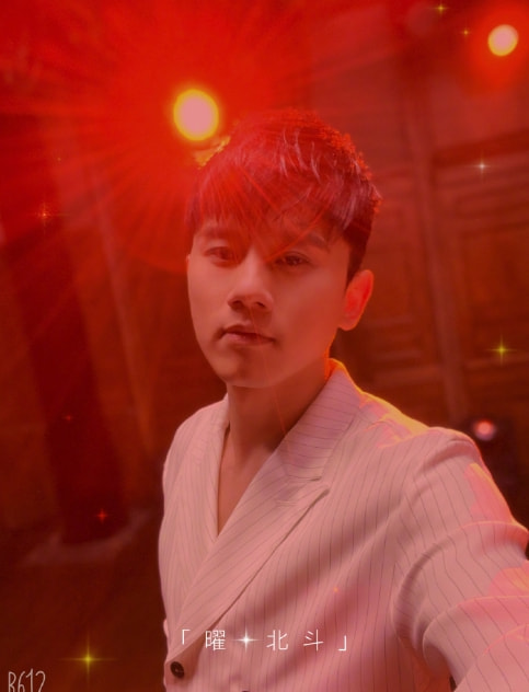 张杰演唱会摔倒受伤完整版,张杰意外摔伤仍坚持演唱四小时