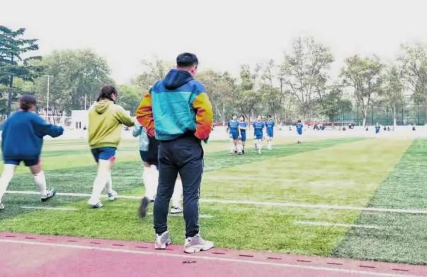 足球女神!高中结缘,她一进大学就成球队经理,如今已是女足队长