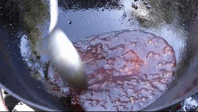 独具特色的烤肥肠，香味醇厚，嚼劲十足，越吃越觉得好吃