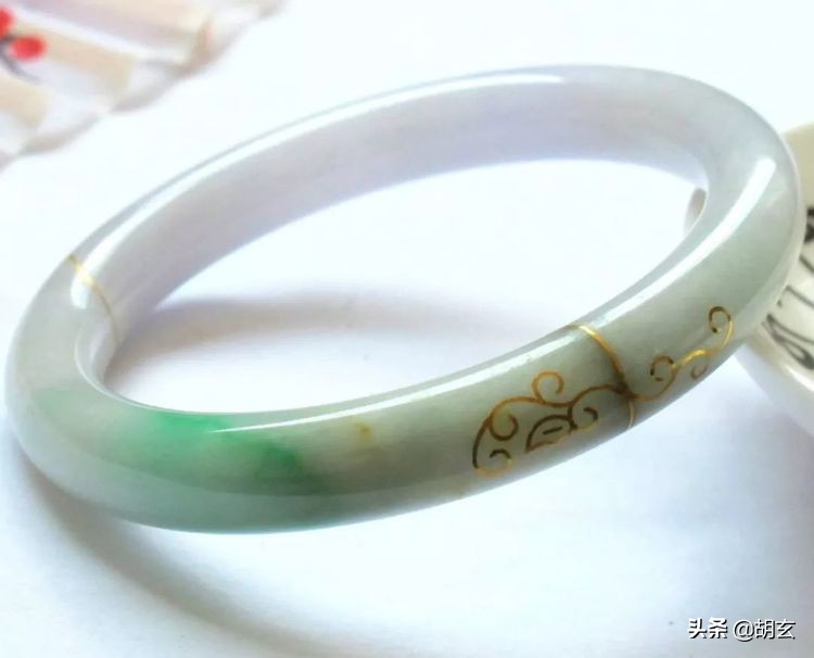 翡翠手镯摔断了的预兆,翡翠手镯摔断了该怎么办