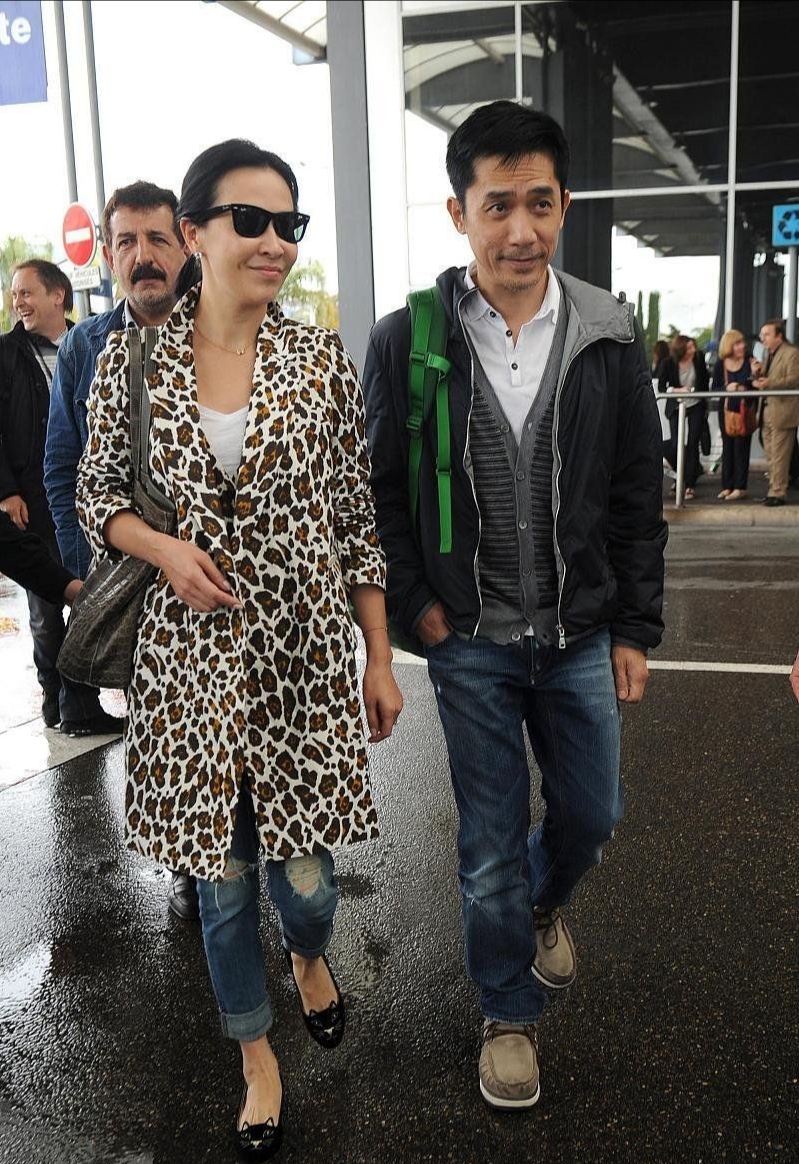 刘嘉玲穿西装牛仔裤和梁朝伟一起,刘嘉玲梁朝伟近期活动