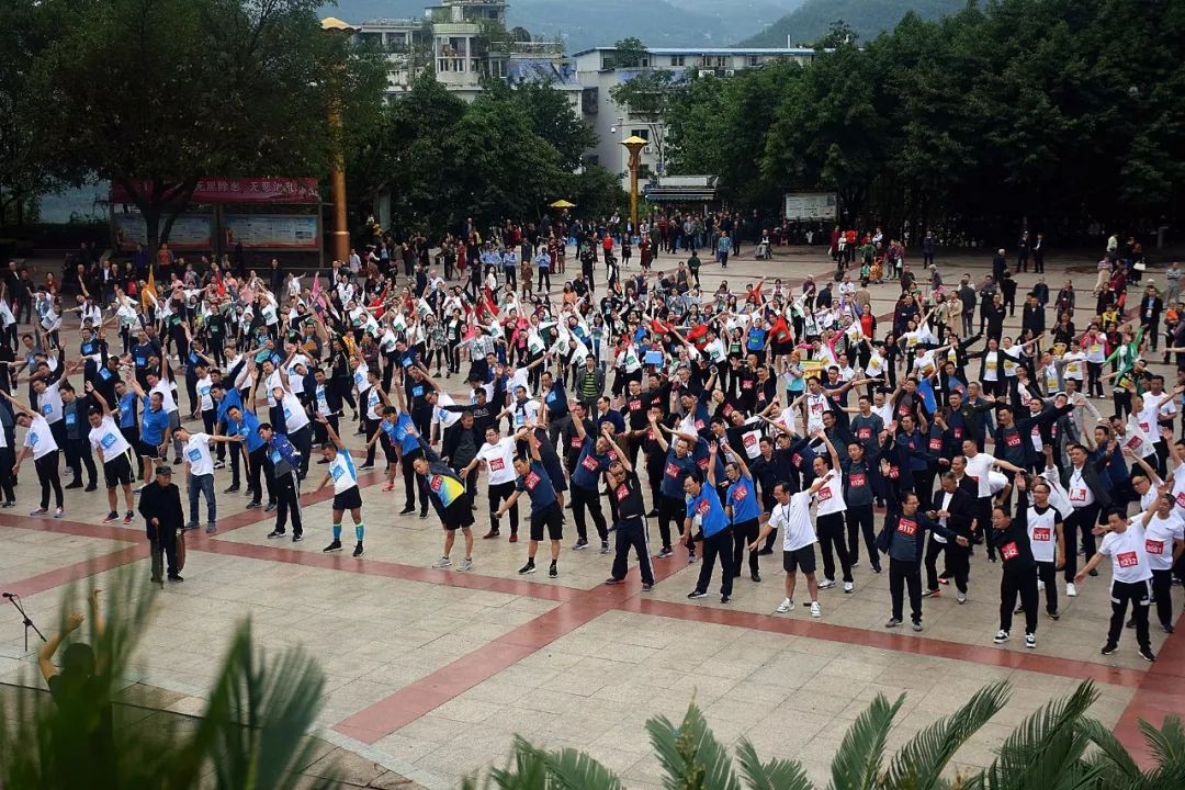 勇攀高峰的运动员,攀登山峰运动员