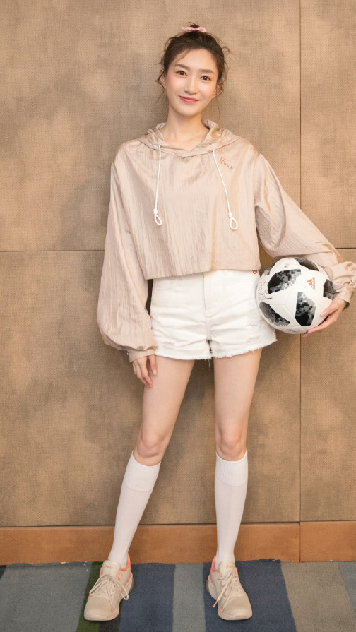 杨超越篮球袜,杨超越李圣经