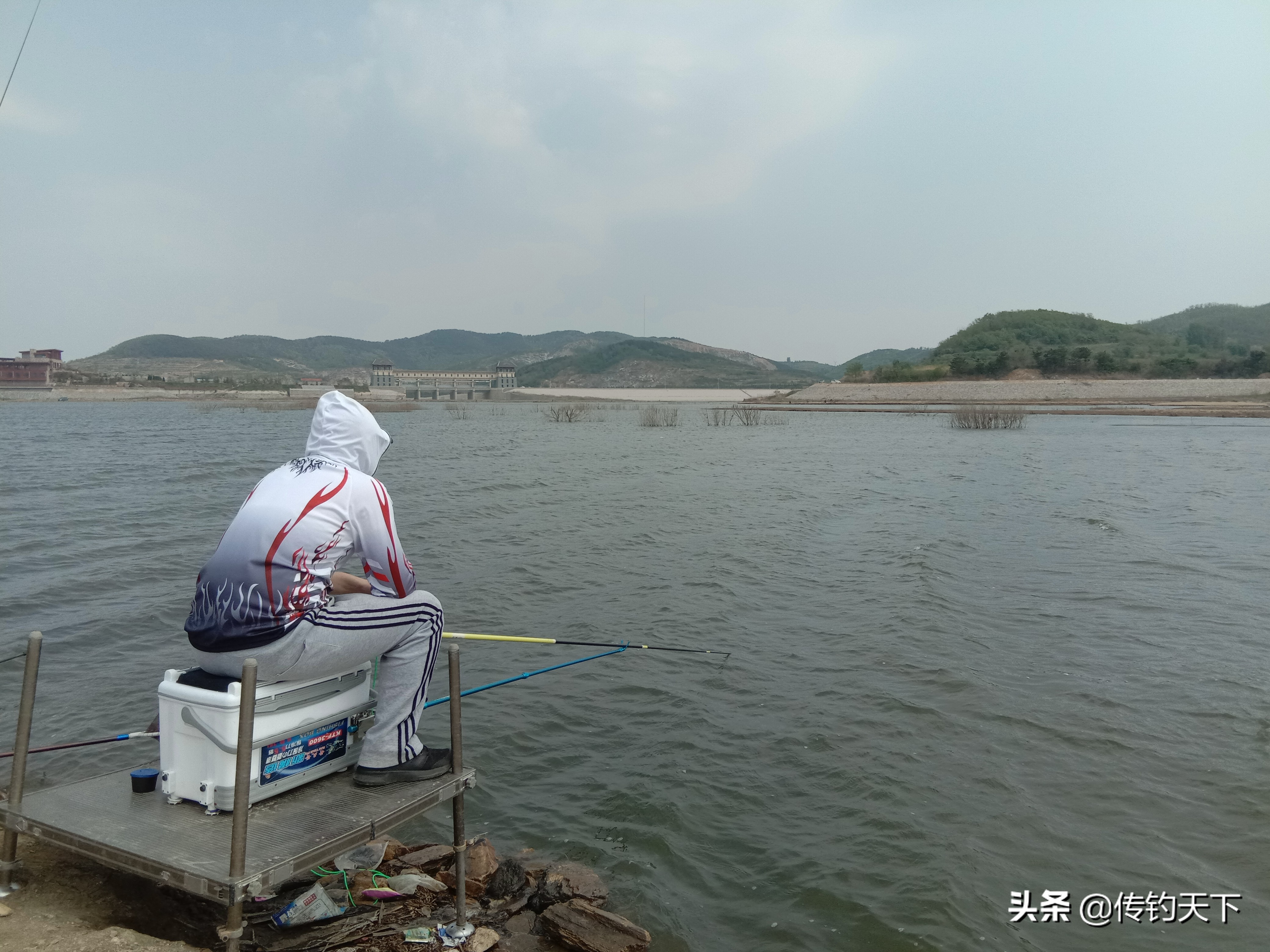 冬钓可用米饭做饵,馊了的米饭打窝钓鱼好用不