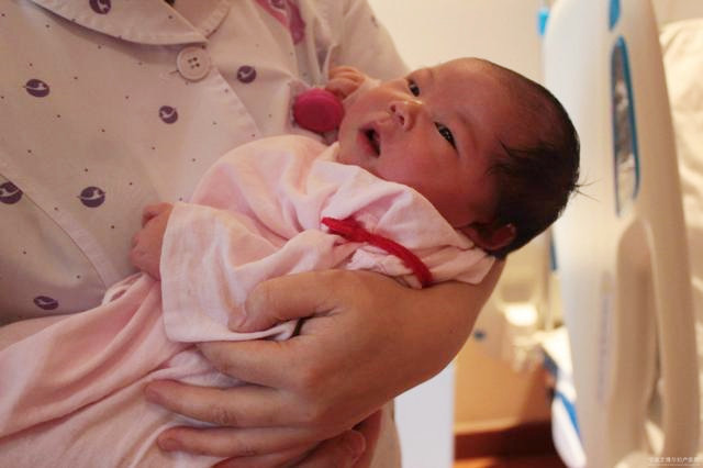 黑龙江宿舍产子室友淡定回应,湖北大三女生厕所产子