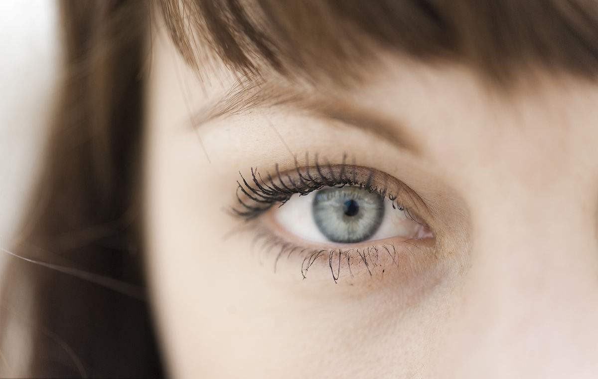 美瞳自然显眼睛有神,大眼适合戴怎样的美瞳