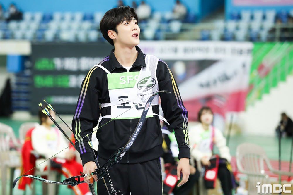 《偶像运动会》路云不会Wink睁着双眼射箭，依旧能正中红心