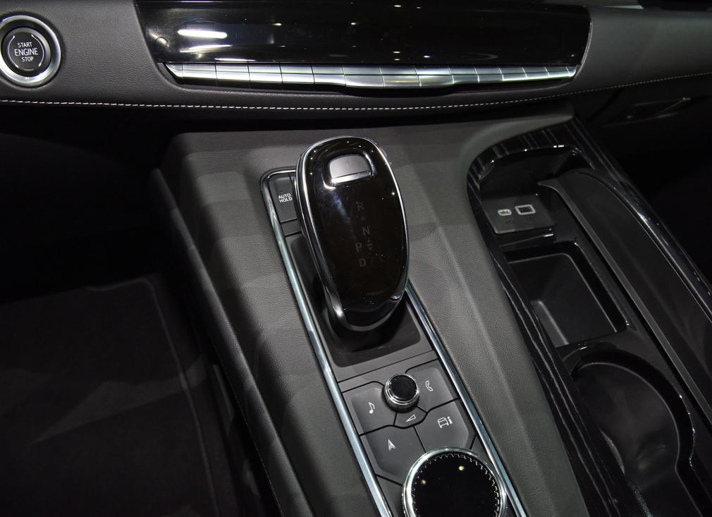 “浴皇大帝”凯雷德运动版，气场不比揽胜差，车长近5.4m+623N·m