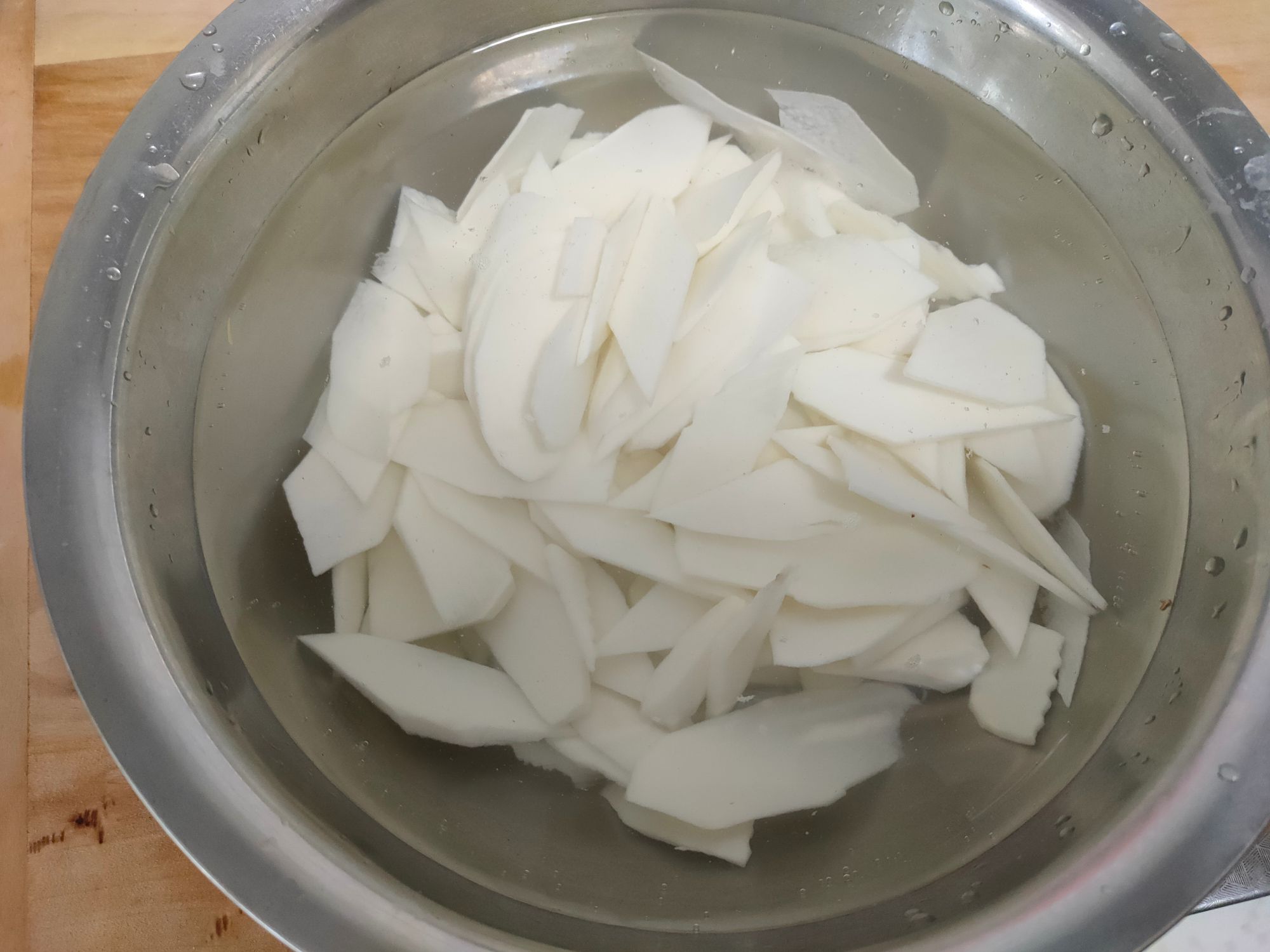 炒山药木耳的时候山药需要焯水吗,炒山药和生山药的功能区别是什么