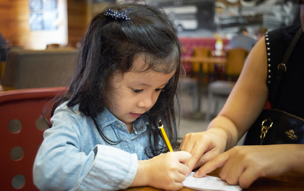 自律的孩子是怎么养成的？教导自律，家长在这3方面要“狠”一点