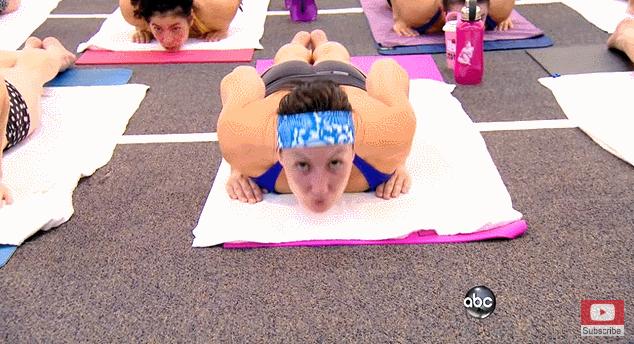 性、瑜伽、*脑洗**，印度神棍的美国诈骗之旅