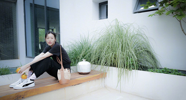 刘雯穿全黑色服装休闲又帅气,全黑look酷帅风