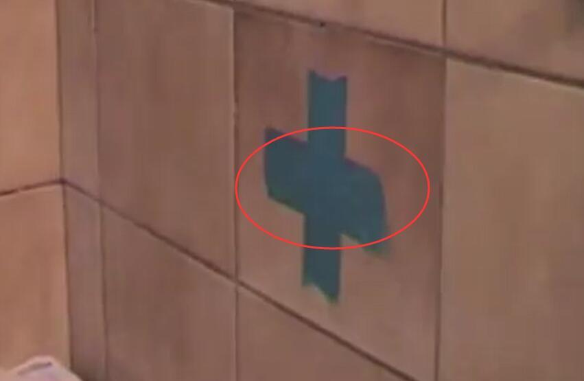 瓷砖打孔易开裂，聪明师傅贴片胶带打的又快又好看，忍不住晒晒