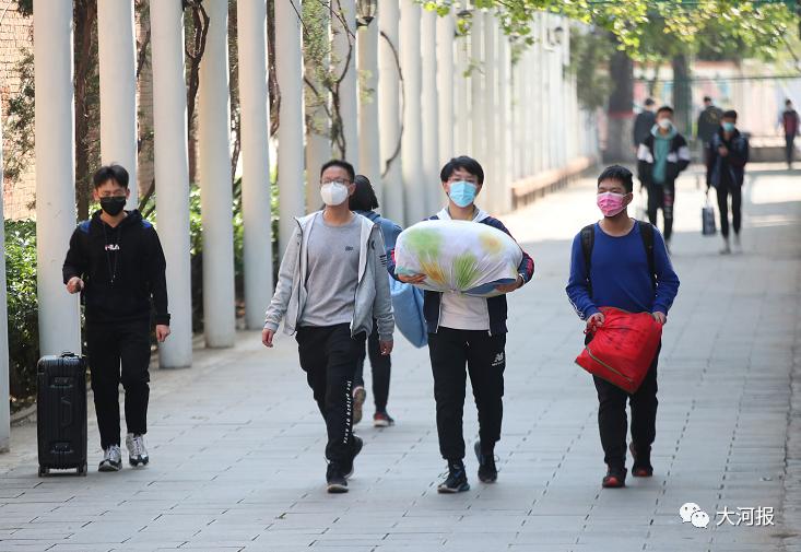 山东一学校食堂火了!一张餐桌4个凳子锁了3个,只容一人孤独地坐着