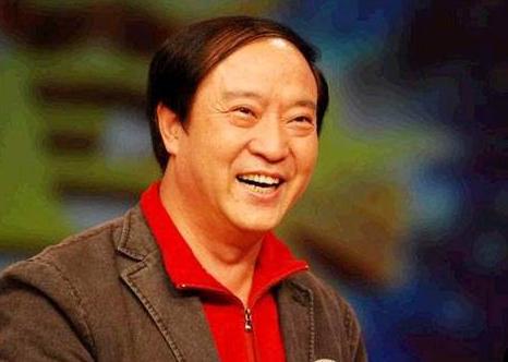 他是冯巩搭档，娶恩人之女，恋25年却在58岁离婚，曾在跳水中晕倒