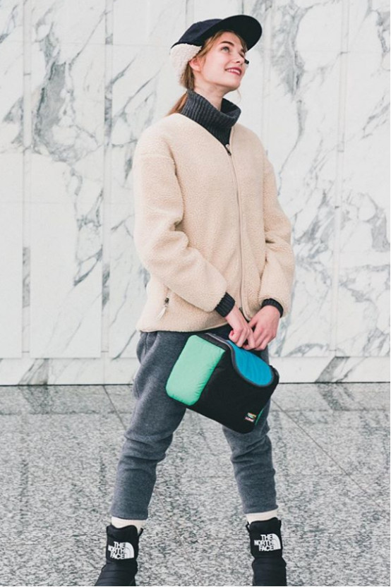 毛衣宽松慵懒风配复古色牛仔裤,复古深蓝牛仔裤灰色毛衣