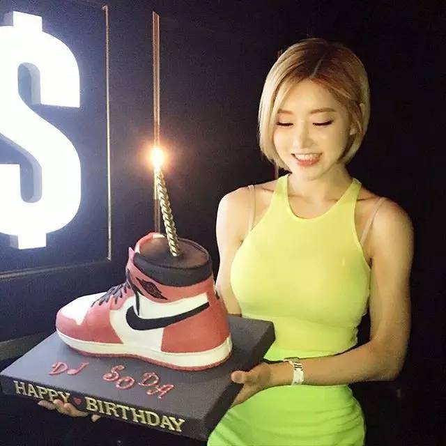 韩国“热辣DJ”素颜出镜，粉丝直言：太普通，这3步化妆术太牛