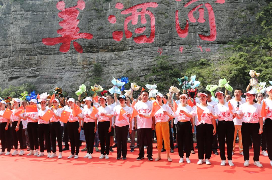 美酒河摩崖石刻在哪里观看,世界纪录最大山体雕刻