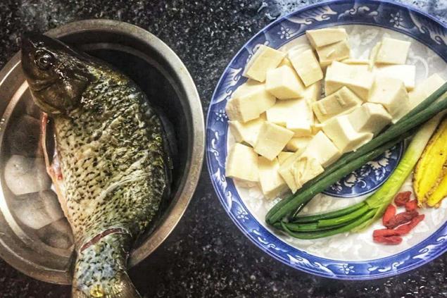 炖鱼时禁忌什么调料,啤酒炖鱼家常做法鱼肉鲜嫩无腥味