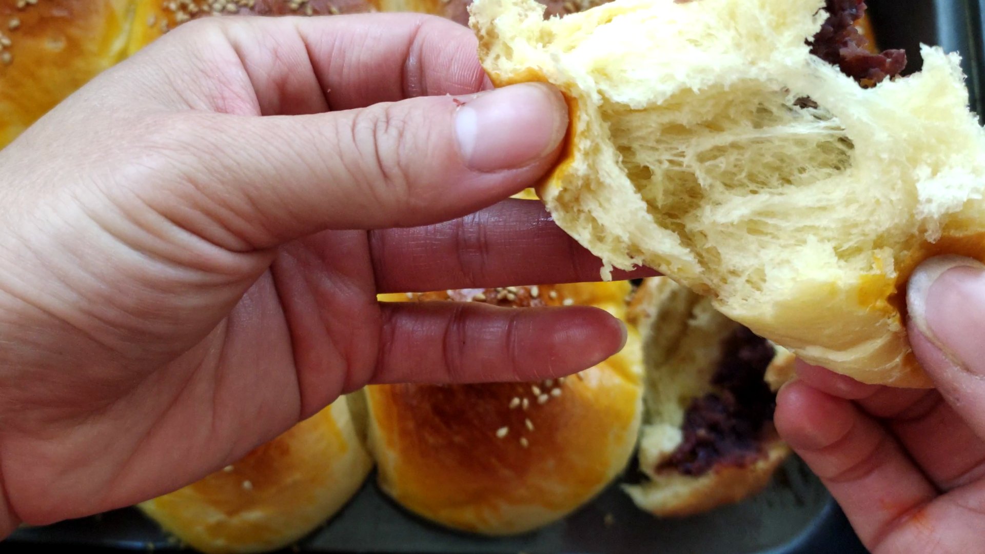 手揉面包烘焙教程,不用高筋面粉揉出膜的面包做法