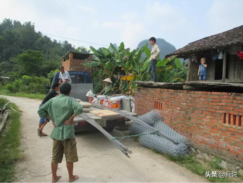 越南老兵重回当年战斗过的洞穴 (越南老兵回忆丛林战争)