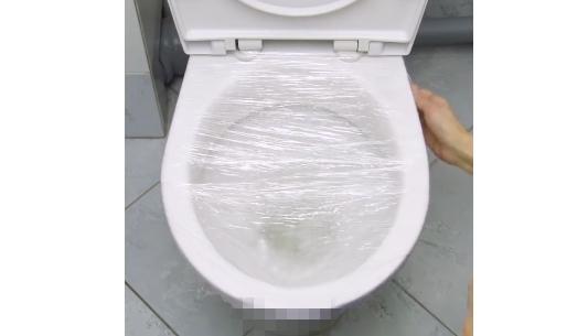 马桶被卫生纸堵了一夜会自己通吗,马桶被纸堵了你能用84消毒液吗