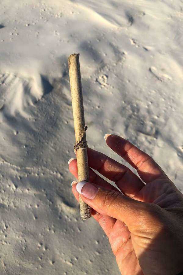 女子捡到一个130年前的漂流瓶,一女子在海里捡到一个漂流瓶