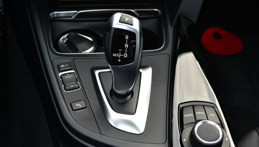 宝马318i是三缸车还是四缸车,宝马318i是三缸吗