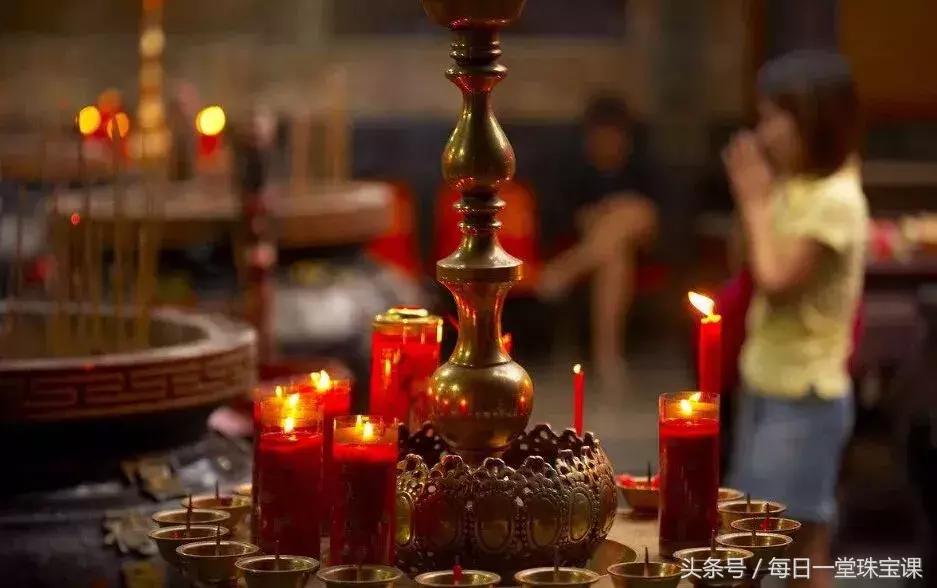 寺庙里的珠宝是真的吗,在寺庙里买开光的配饰值不值