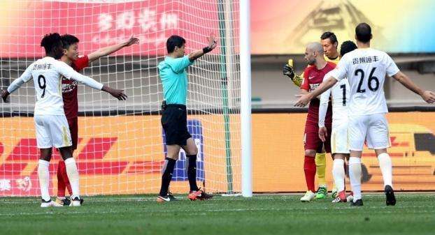 中超比赛角旗杆断裂,球员自己维修!网友:可以入选2018感动中国