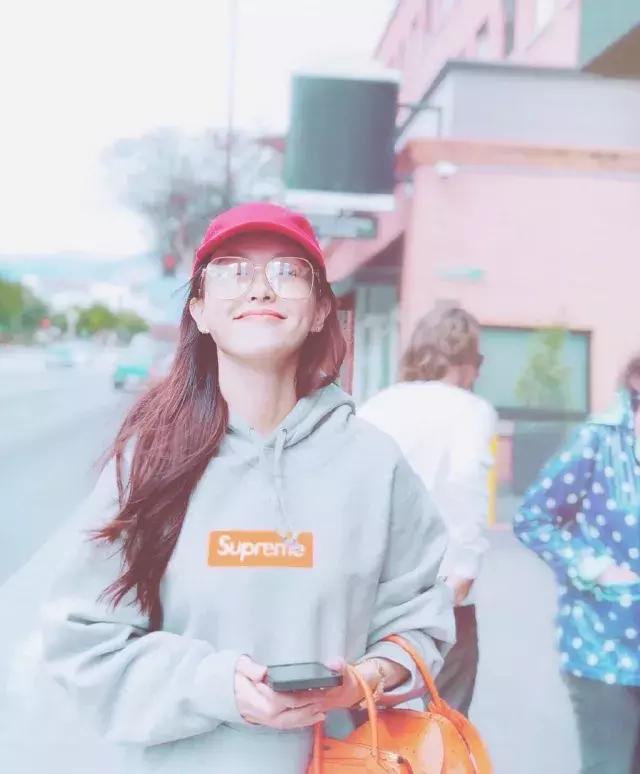 杨幂同款卫衣穿搭,杨幂同款卫衣如何搭配