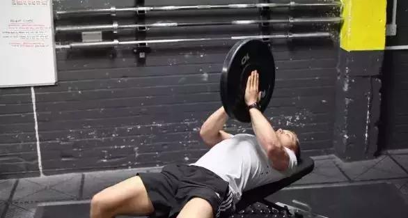 胸肌太大了穿不上衬衫,胸肌太大衬衣扣不上