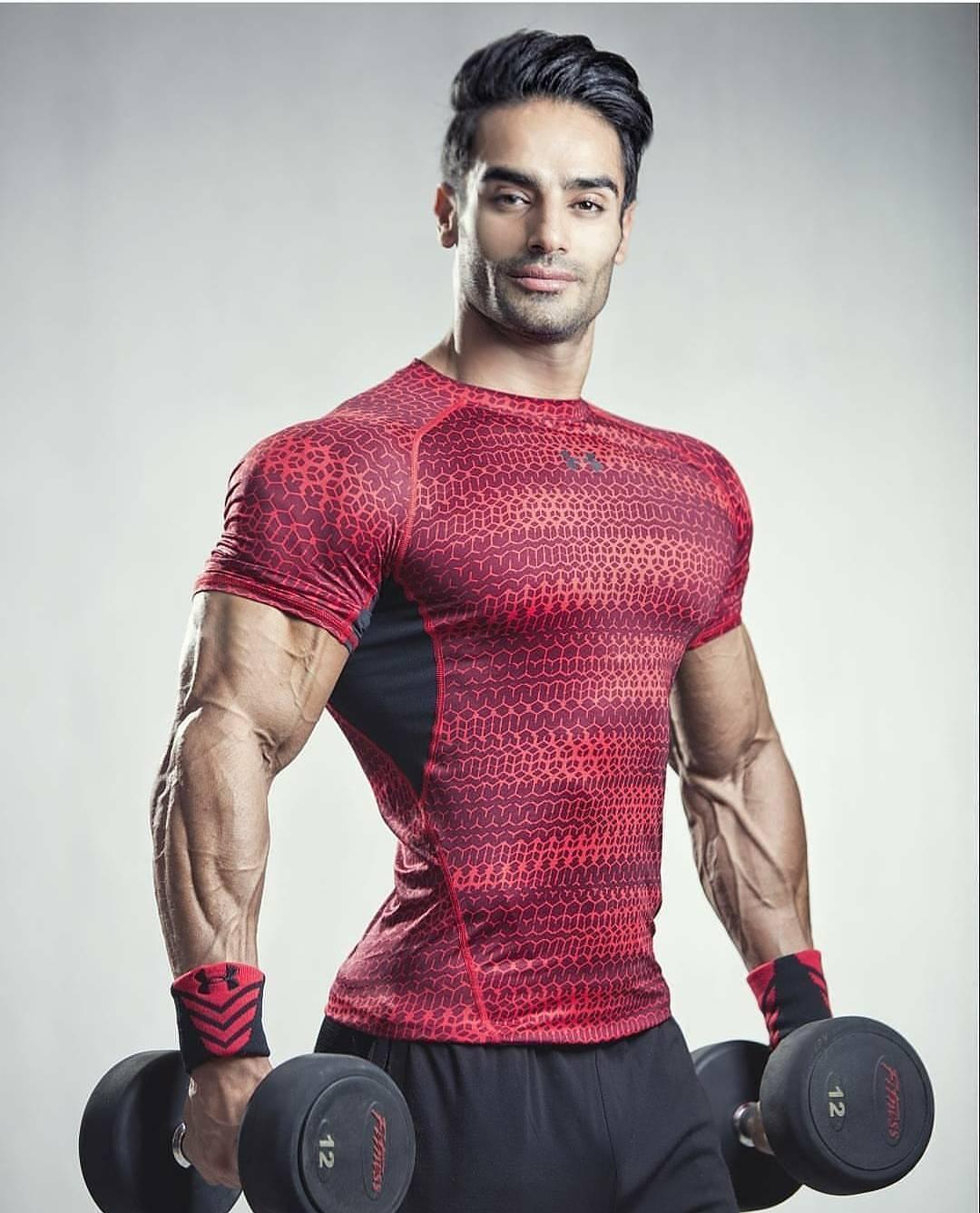 平板卧推怎么肩前束一个点痛,平板卧推感觉肩部发力