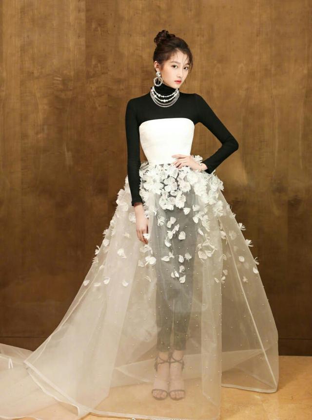 关晓彤穿透视裙走红毯,黑色内衣看的一清二楚,网友直呼辣眼睛