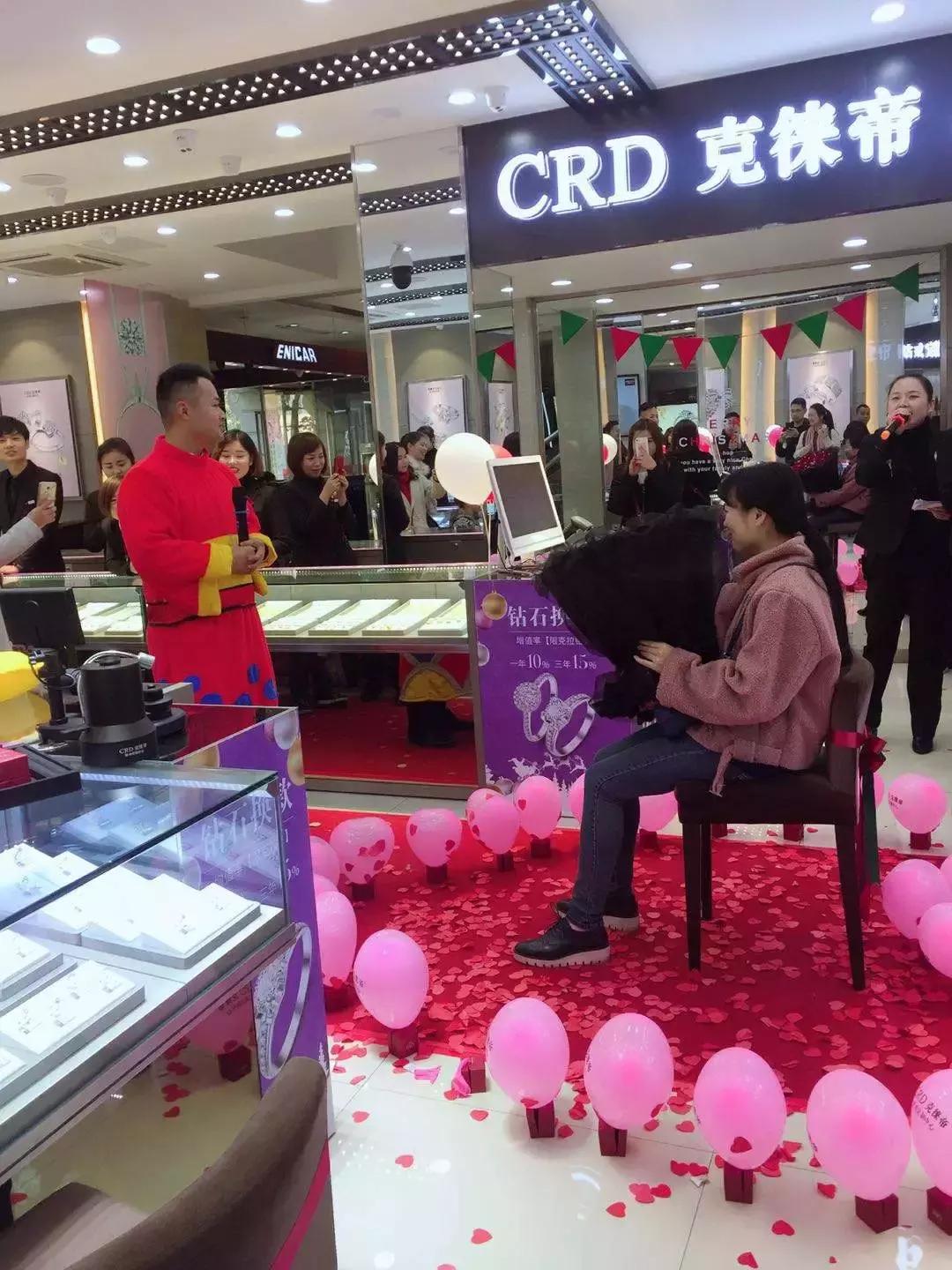 他在众目睽睽之下浪漫的单膝跪地，说“嫁给我！”