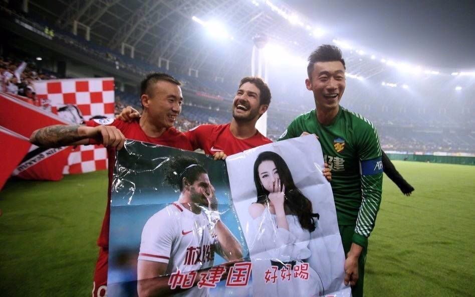 帕托足球比赛上粉丝喊迪丽热巴,球迷为帕托喊迪丽热巴