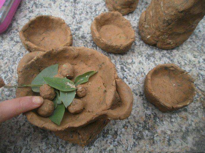 微风弯月牙，白墙简笔画；花有重开时，人无再少年！