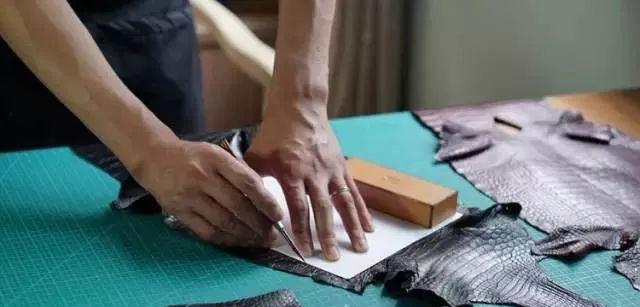 泰国鳄鱼皮具价格,鳄鱼皮具制作