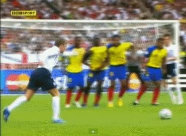 禁区弧顶任意球这几脚堪称世界级,十大经典破门任意球