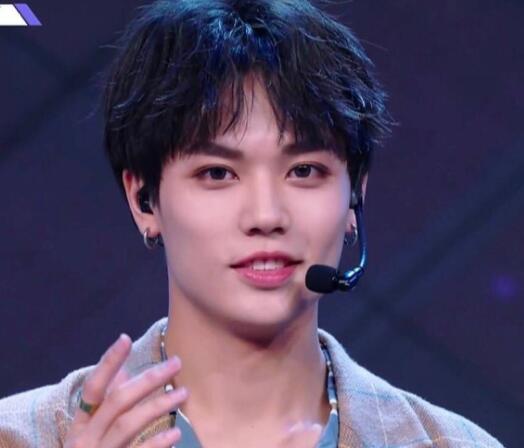 《偶像练习生》男生眼影眼线满天飞，网友喊话出化妆教程