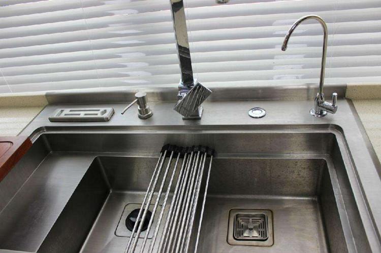 厨房水槽有小孔怎么处理,厨房水槽下面为啥留一块