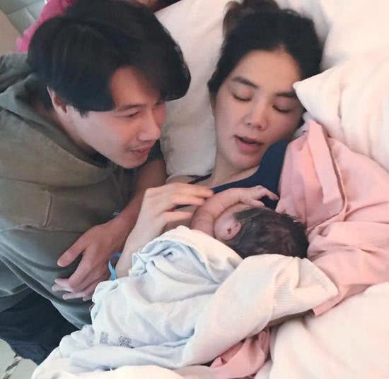 孕妇在海中发现肚子突然憋了，低头一看孩子已出生，网友都看呆了