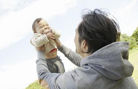 中国式逗娃的后果是什么,中国式逗娃逗笑了家长伤害了孩子