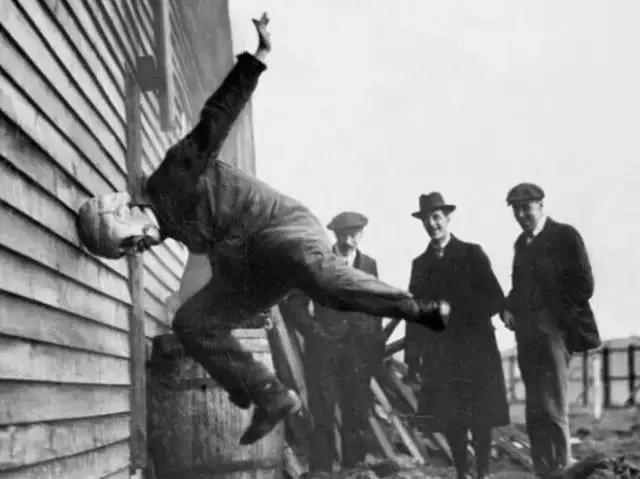 站着的霍金的照片,希拉里和霍金