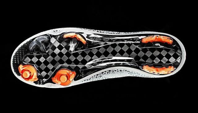 c罗耐克球鞋,c罗穿过的足球鞋都是耐克吗